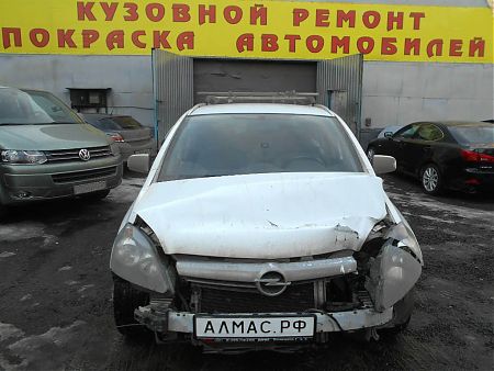 Вид поврежденного автомобиля Opel Zafira спереди